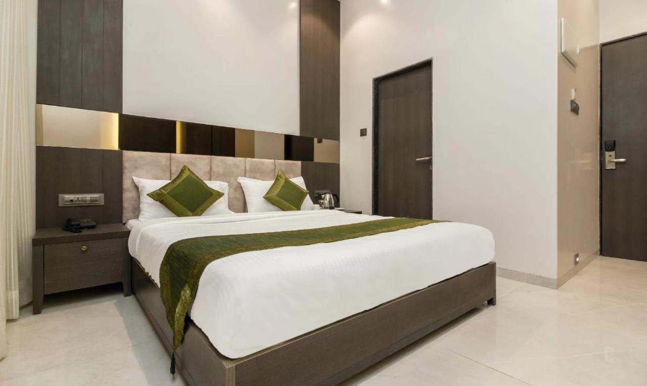 Hotel Oyster Suite Andheri West Mumbai Exteriör bild